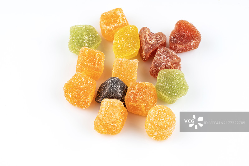 白色背景上的彩色软糖特写图片素材
