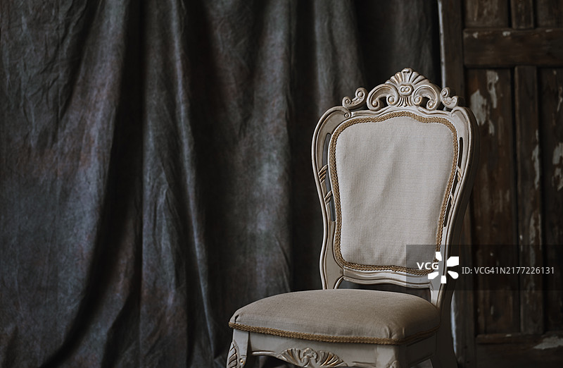 画布前的维多利亚风格复古椅子图片素材