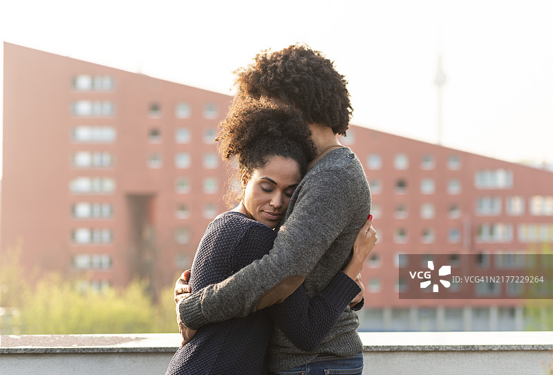 情侣在柏林屋顶上拥抱图片素材