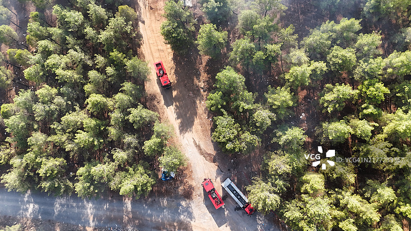 作业期间森林道路上的消防车图片素材