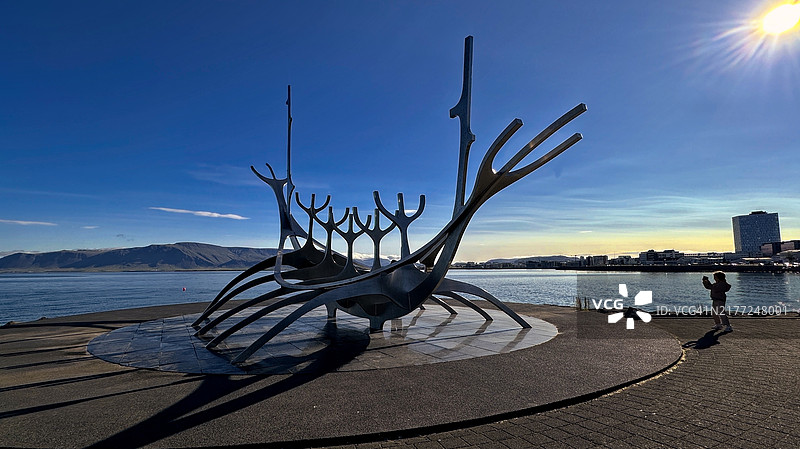 海滨的太阳航行者雕塑图片素材
