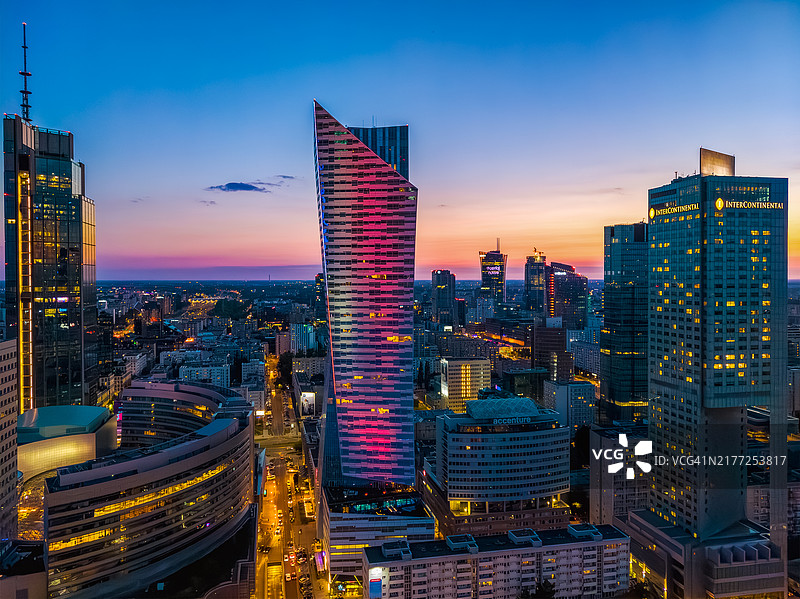 华沙黄昏时分的高空景观图片素材