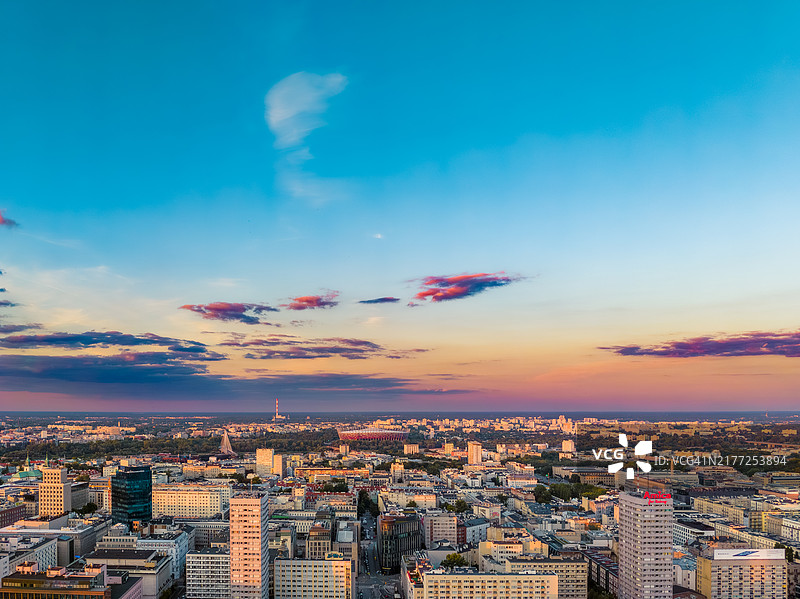 华沙日落的鸟瞰图。图片素材