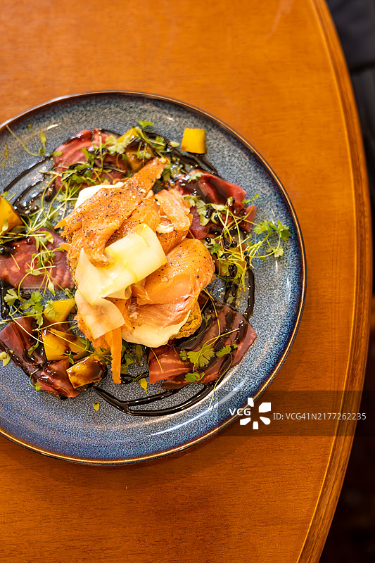 吐司上的烟熏鳟鱼，英国赫里福德郡莱德伯里图片素材