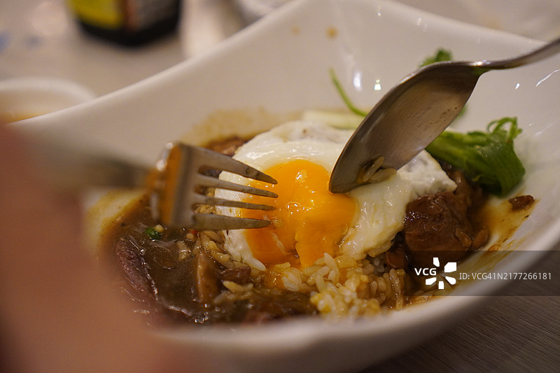 鸡肉肉汁配米饭和煎蛋图片素材
