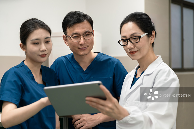 医生在医院里讨论病情图片素材