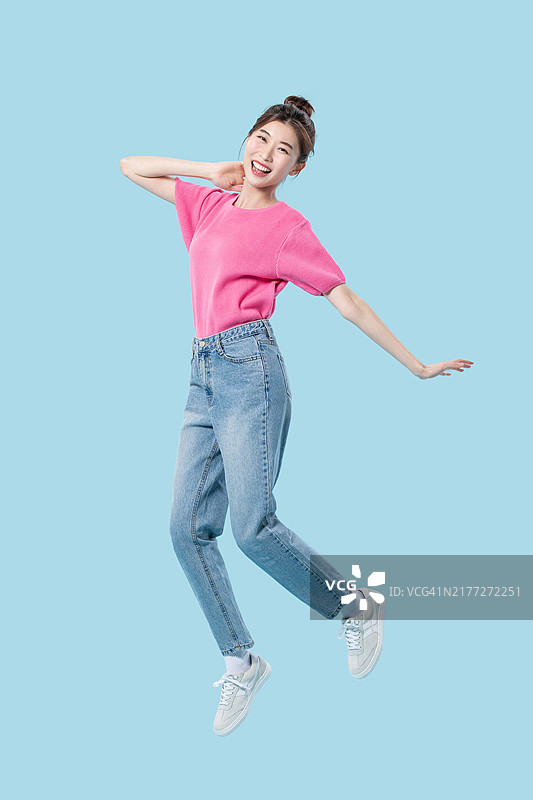 20多岁的年轻人明朗的面部表情，展现个性与情感图片素材