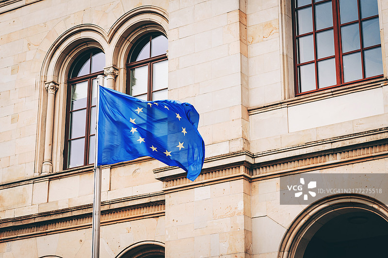 在历史建筑前飘扬的欧盟旗帜图片素材