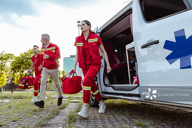 救护车紧急医疗人员快速响应图片素材