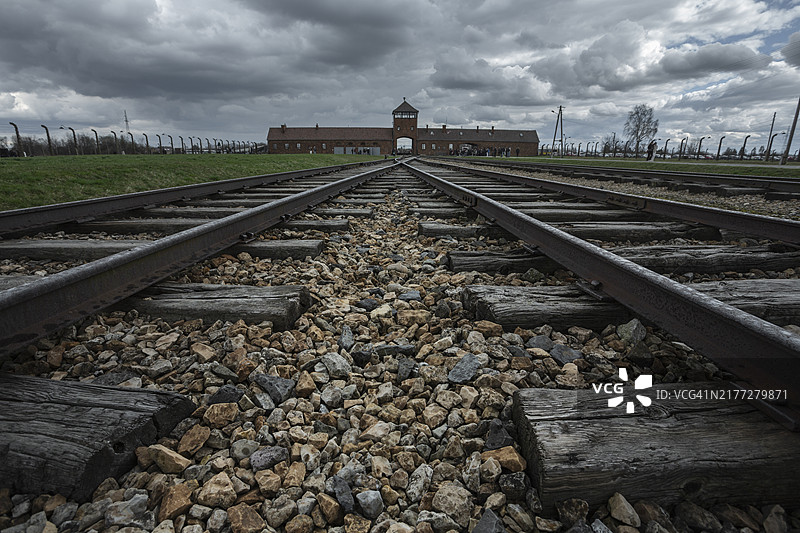 奥斯威辛二号-比克瑙的铁轨和门楼，波兰奥斯威辛图片素材