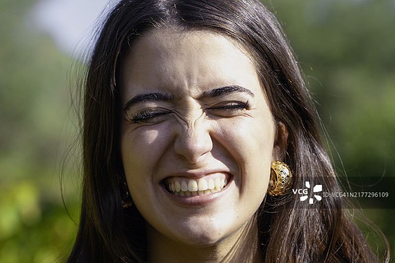 可爱年轻女人紧咬牙关闭眼特写图片素材