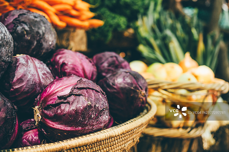 农贸市场上的新鲜红甘蓝图片素材