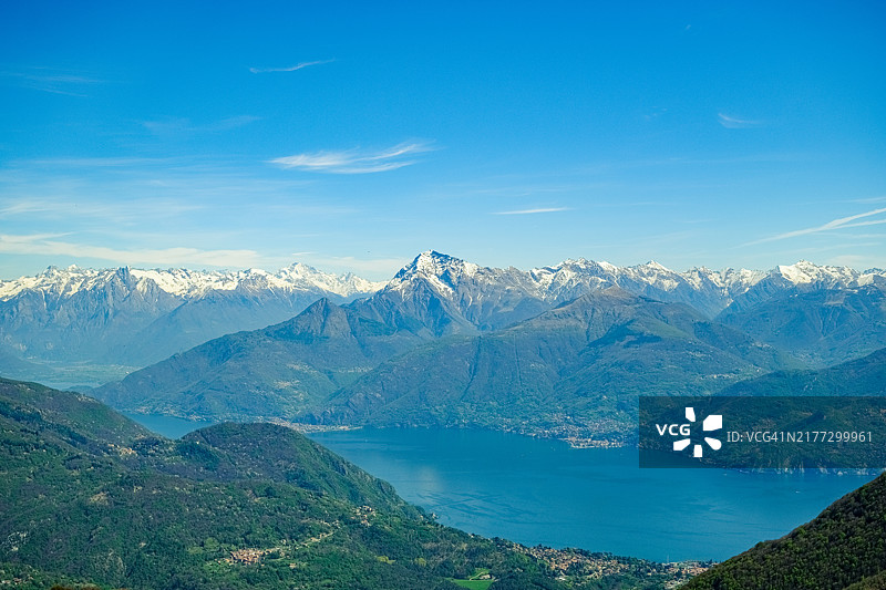 雪山与科莫湖及绿色森林图片素材