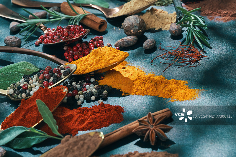 姜黄、辣椒粉、肉桂、辣椒、肉豆蔻和花椒等香料图片素材