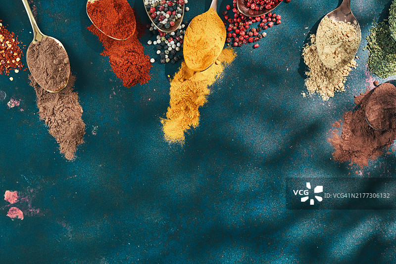 姜黄、辣椒粉、肉桂、辣椒、肉豆蔻和花椒等香料图片素材