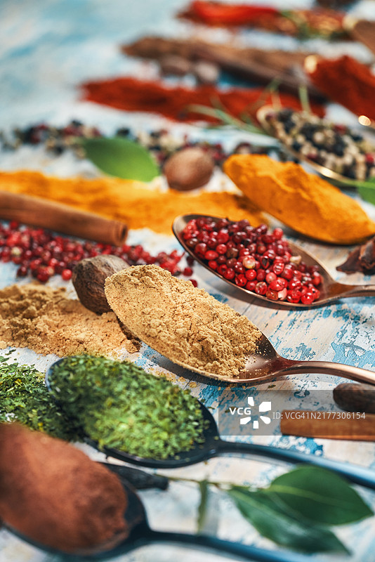 姜黄、辣椒粉、肉桂、辣椒、肉豆蔻和花椒等香料图片素材