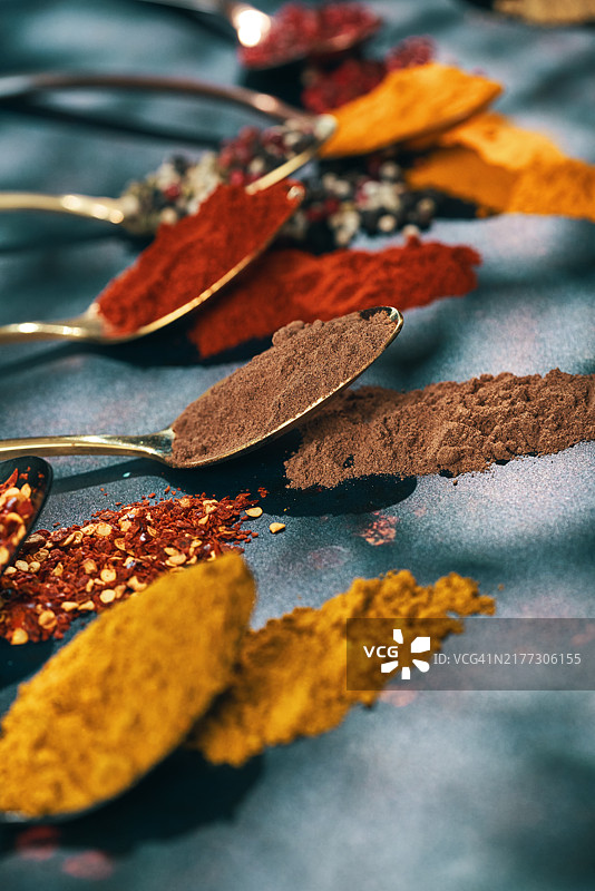 姜黄、辣椒粉、肉桂、辣椒、肉豆蔻和花椒等香料图片素材