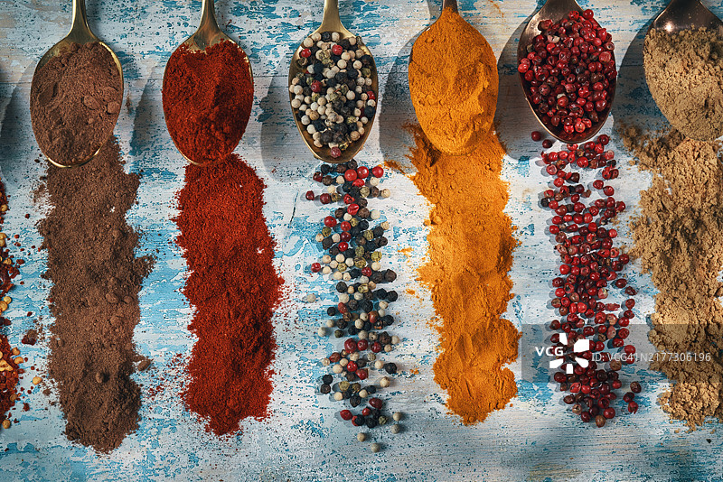 姜黄、辣椒粉、肉桂、辣椒、肉豆蔻和花椒等香料图片素材