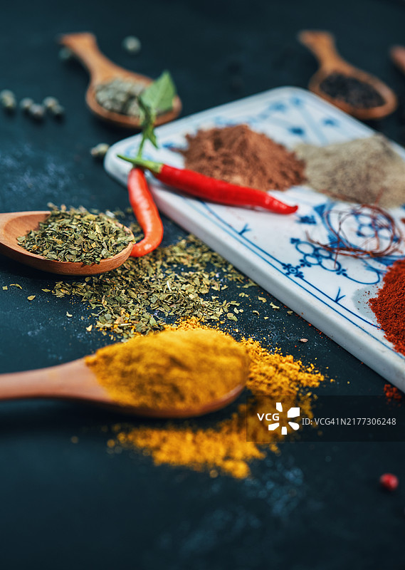 姜黄、辣椒粉、肉桂、辣椒、肉豆蔻和花椒等香料图片素材