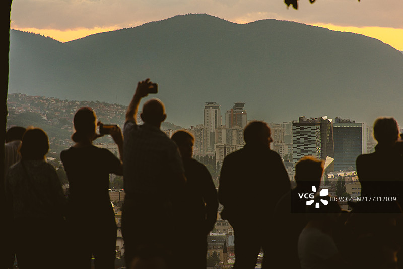 在萨拉热窝观看日落的人们图片素材