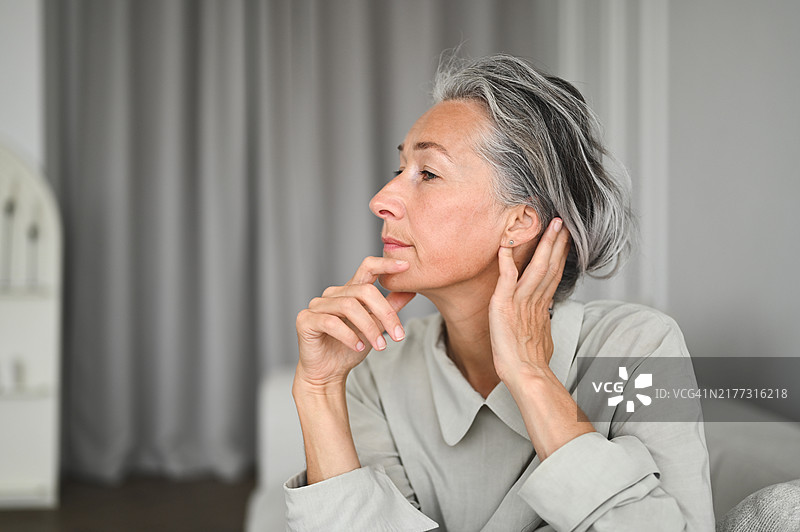优雅中年妇女的侧面肖像照图片素材