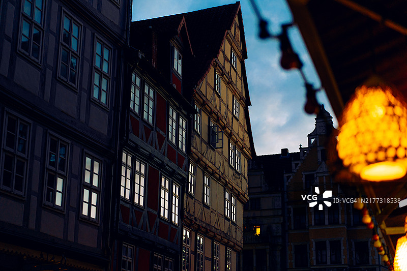 黄昏时分温暖灯光下的欧洲历史建筑图片素材