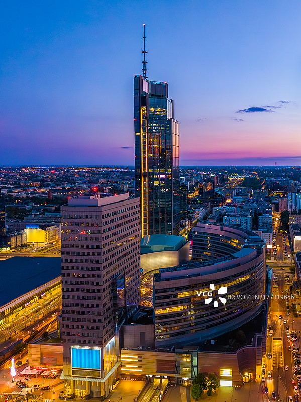 华沙黄昏时分的高空景观图片素材