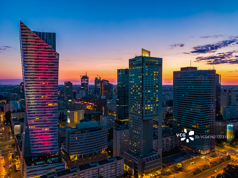 华沙黄昏时分的高空景观图片素材