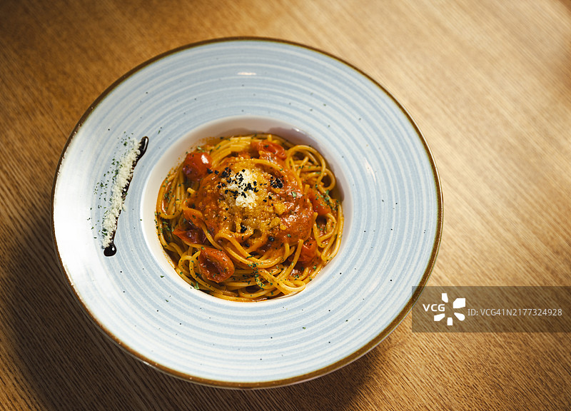 木桌上的番茄酱意大利面图片素材
