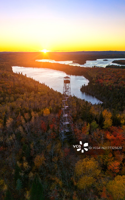瞭望塔与湖泊的秋色图片素材