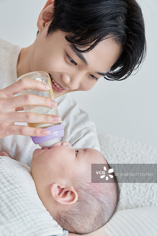爸爸给宝宝喂奶图片素材