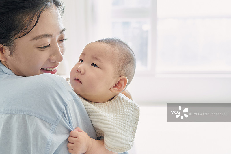 母亲抱着婴儿图片素材