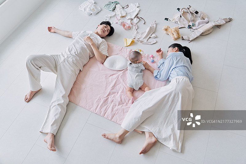 夫妻因照顾宝宝而感到疲惫图片素材