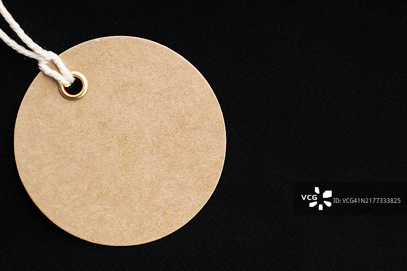 黑色背景上的空白圆形标签图片素材