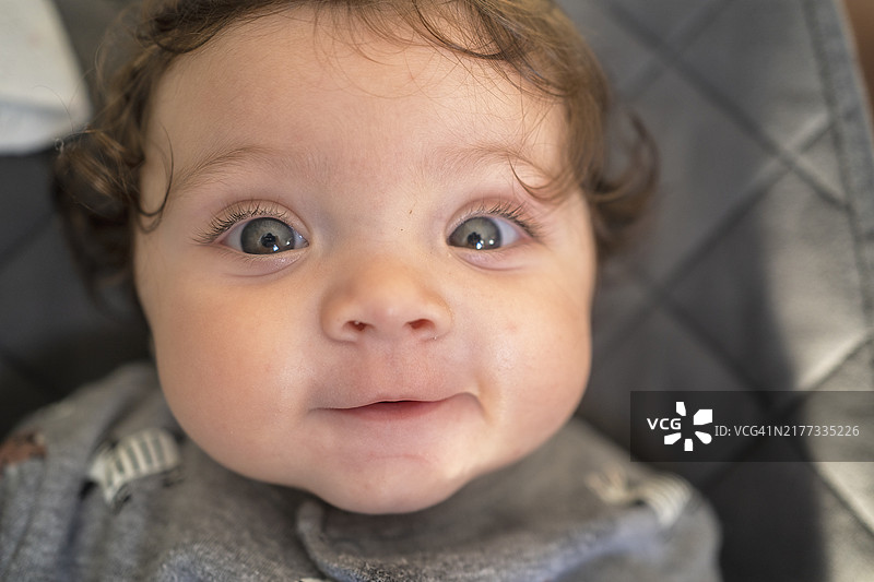 带着灿烂笑容的婴儿图片素材