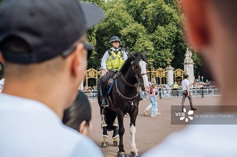 白金汉宫外的骑警肖像图片素材