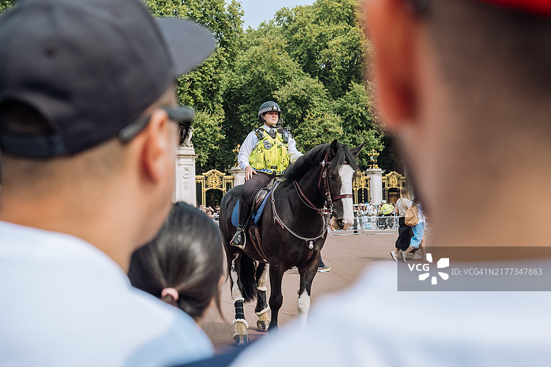 白金汉宫外的骑警肖像图片素材