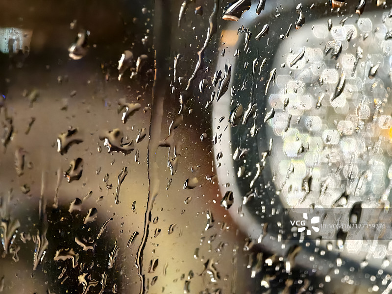 车窗玻璃上的雨水图片素材