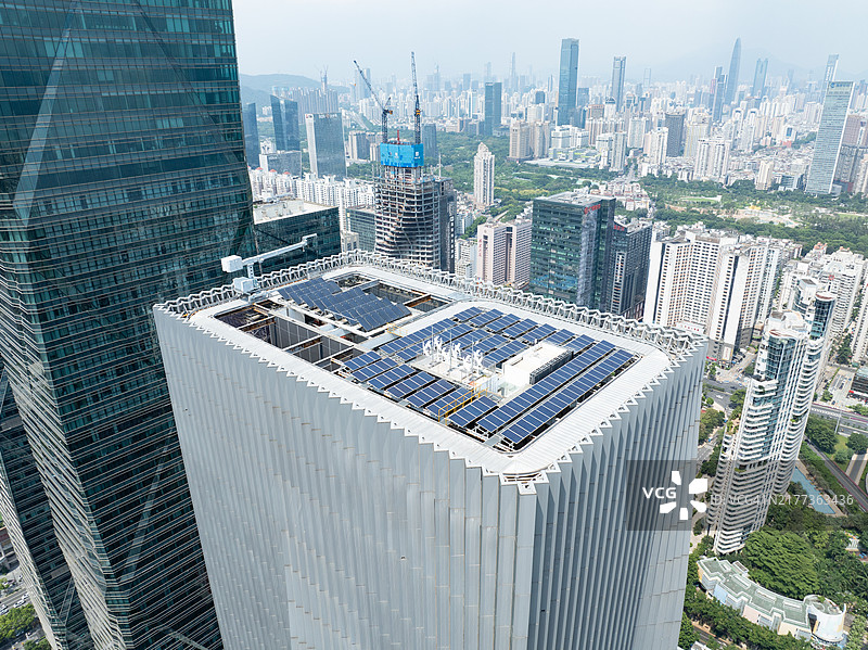 太阳能发电：城市建筑的绿色能源图片素材