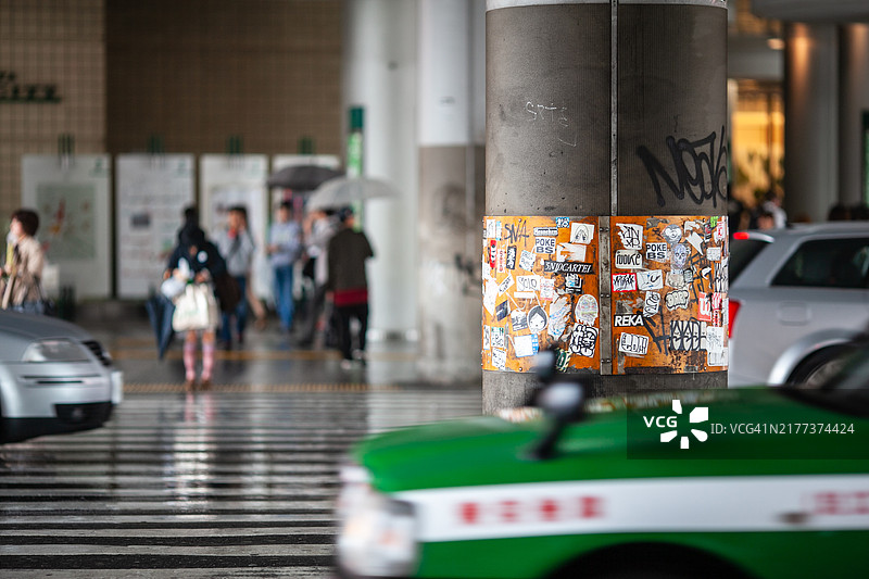 东京雨中桥下图片素材