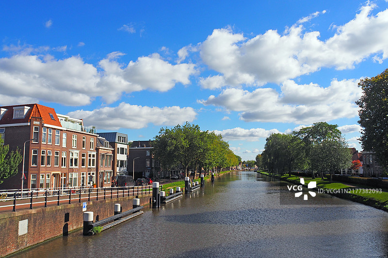 代尔夫特典型的荷兰房屋运河景色图片素材