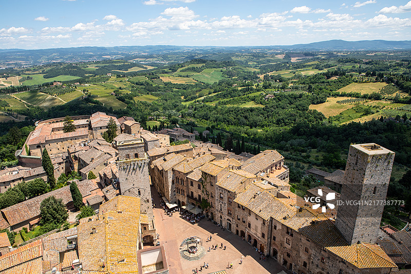 意大利托斯卡纳圣吉米尼亚诺中世纪 walled city 的航拍景色图片素材