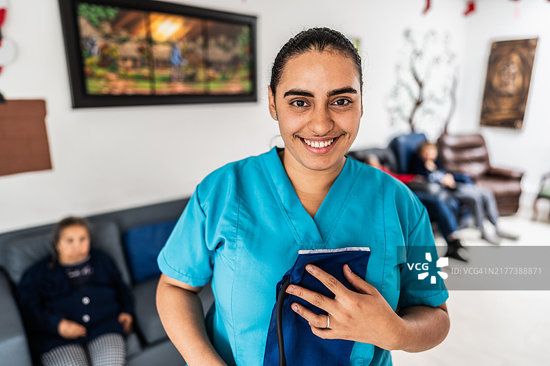 养老院年轻护理人员的肖像图片素材