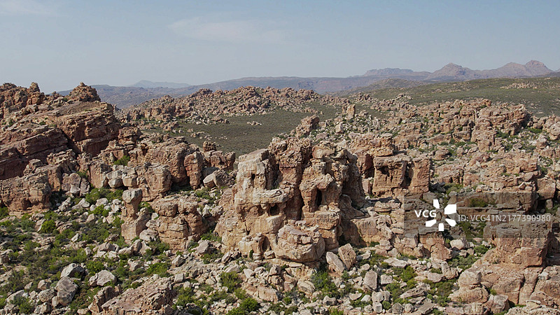 壮观的砂岩岩区的区域图，带有半沙漠地区的洞穴图片素材