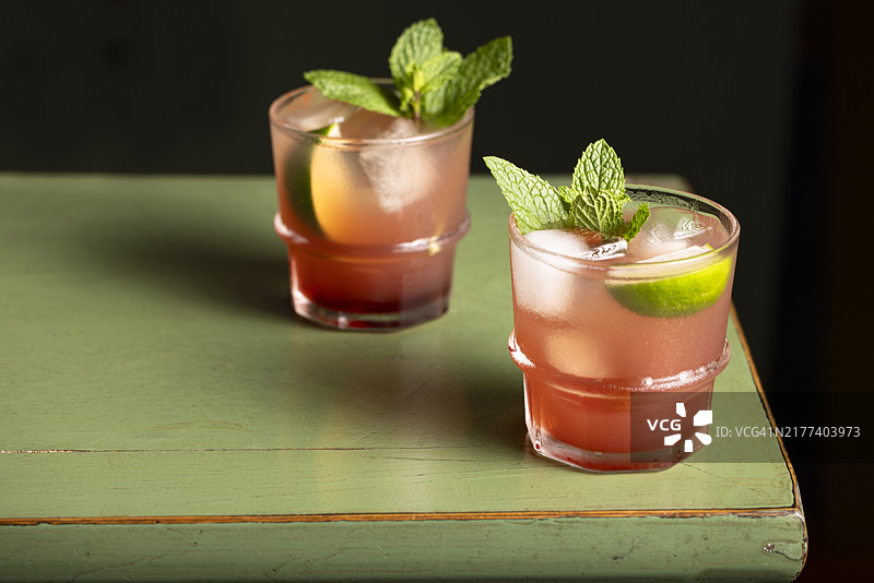 无酒精菠萝蔓越莓鸡尾酒，饰以酸橙和薄荷叶图片素材