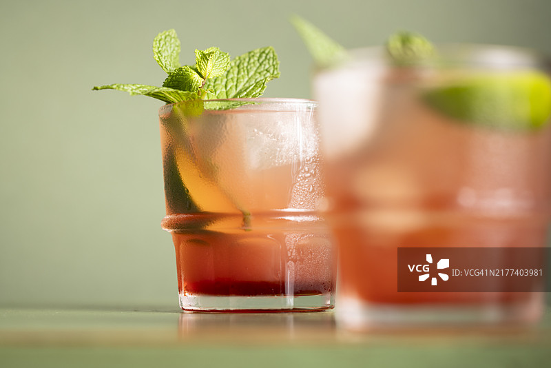 无酒精菠萝蔓越莓鸡尾酒，饰以酸橙和薄荷叶图片素材