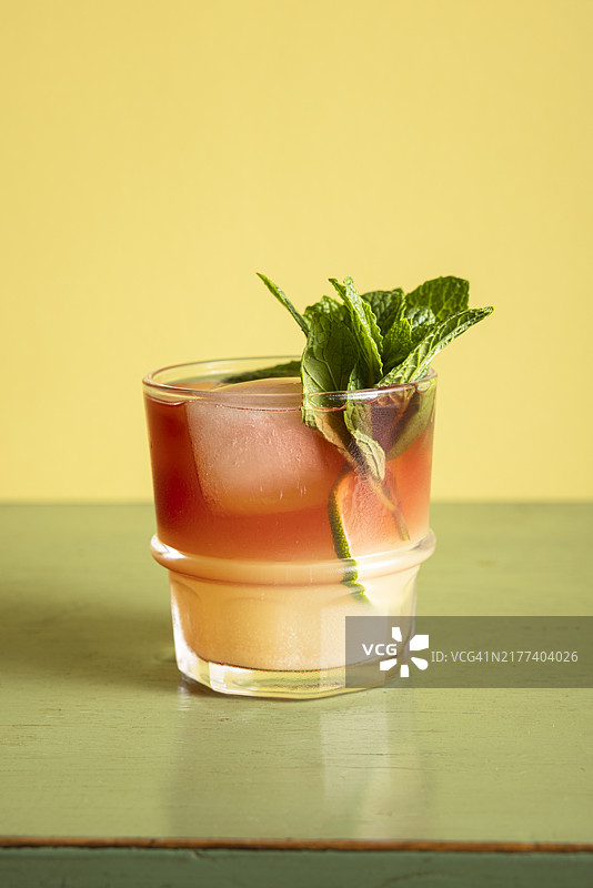 无酒精海风鸡尾酒：菠萝、蔓越莓汁和新鲜酸橙图片素材