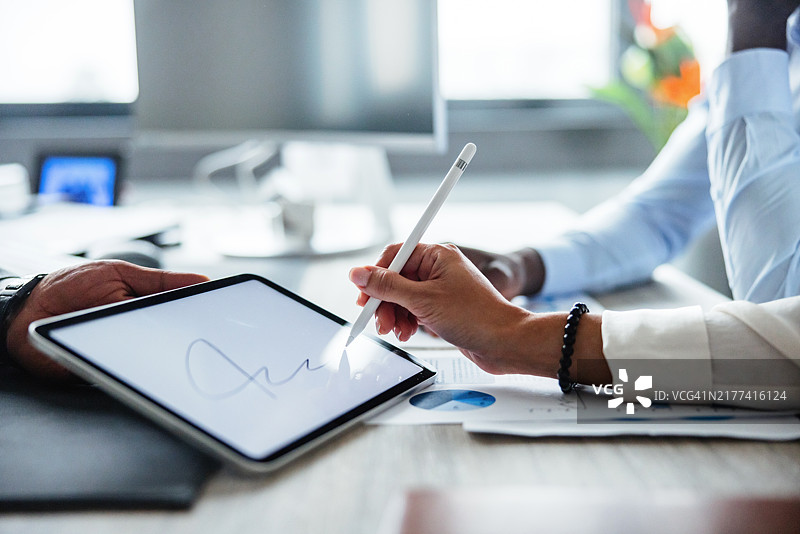 商务专业人士签署数字文件图片素材