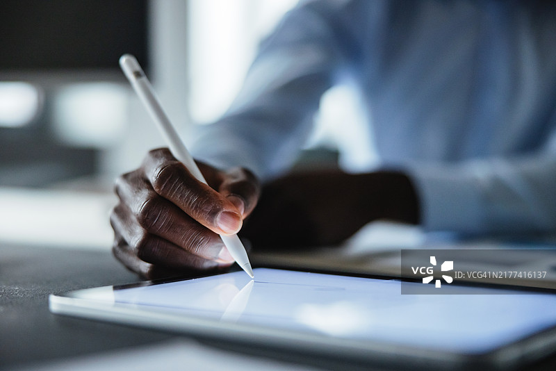 商务专业人士在使用数字平板电脑的特写镜头图片素材
