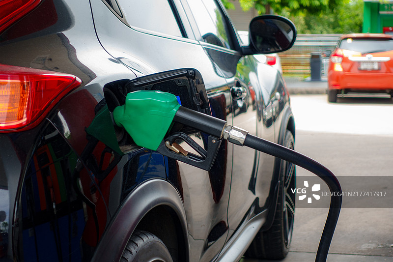 给汽车加油图片素材